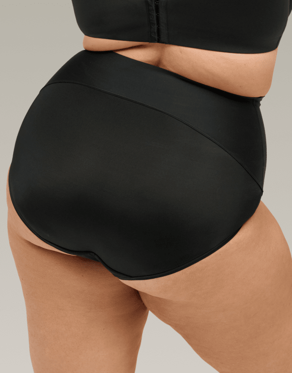 alternate Photo of model in Cacique boyshort panties