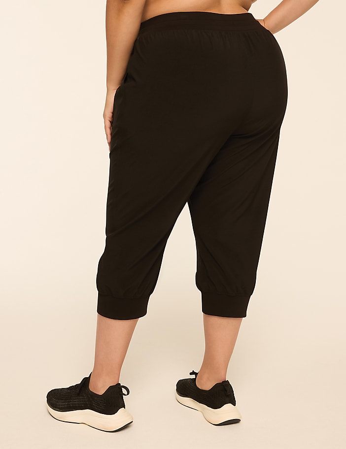 LIVI Stretch Woven Capri Jogger