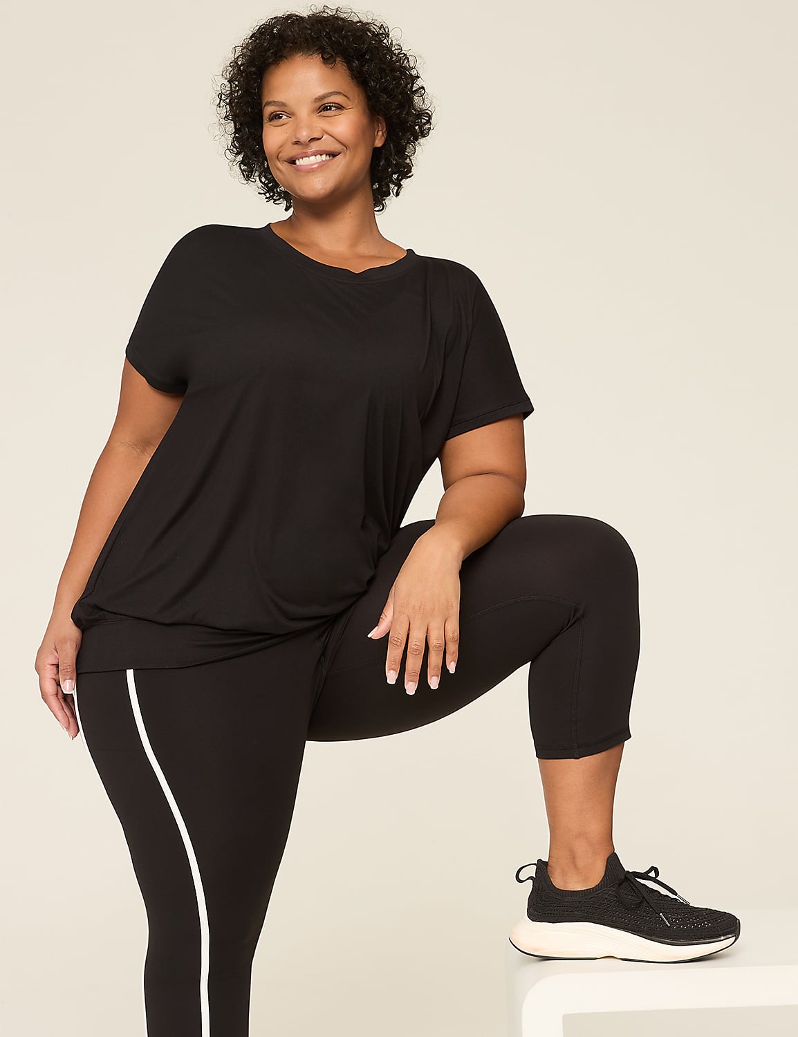 LIVI Soft Crew-Neck Banded-Bottom Tee Product Image 3