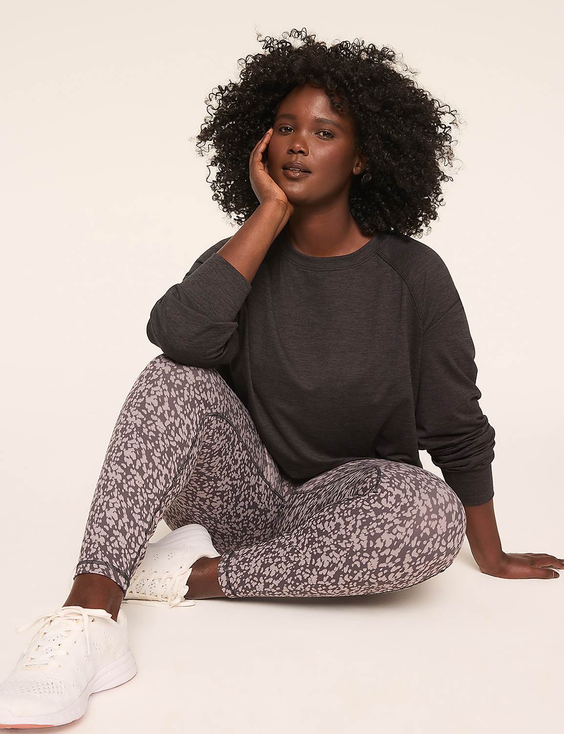 LIVI Soft Crew-Neck Sweatshirt Product Image 3