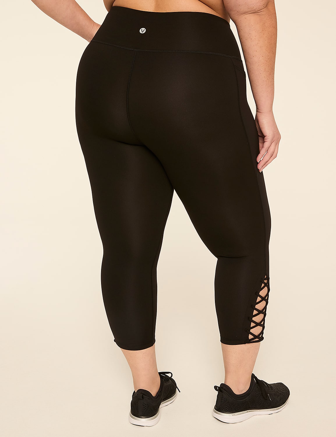 LIVI Soft Macrame-Detail 21" Capri Legging Product Image 2