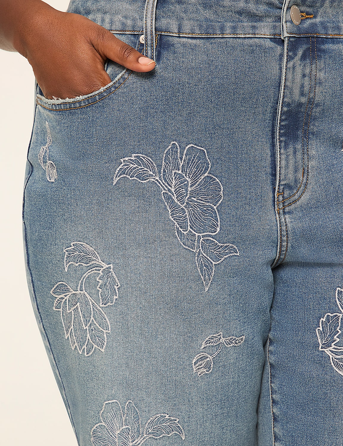 No-Gap Curvy Fit Straight Capri Product Image 3