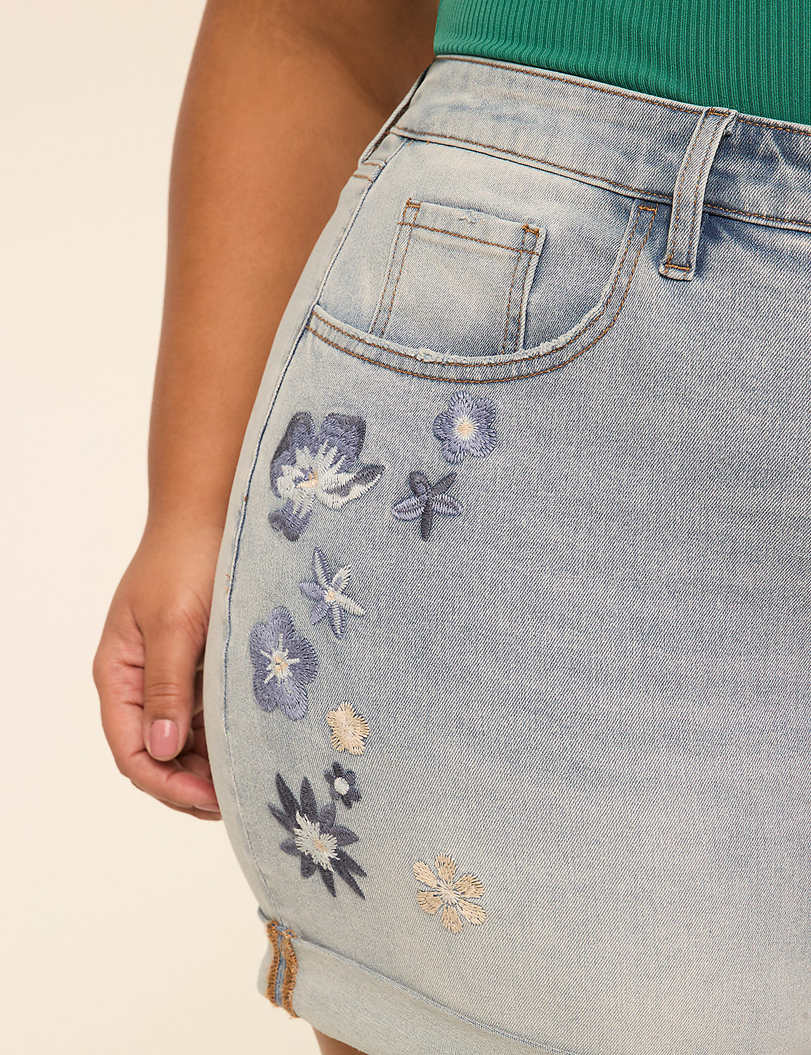 Embroidered Relaxed 5.5" Short Product Image 4
