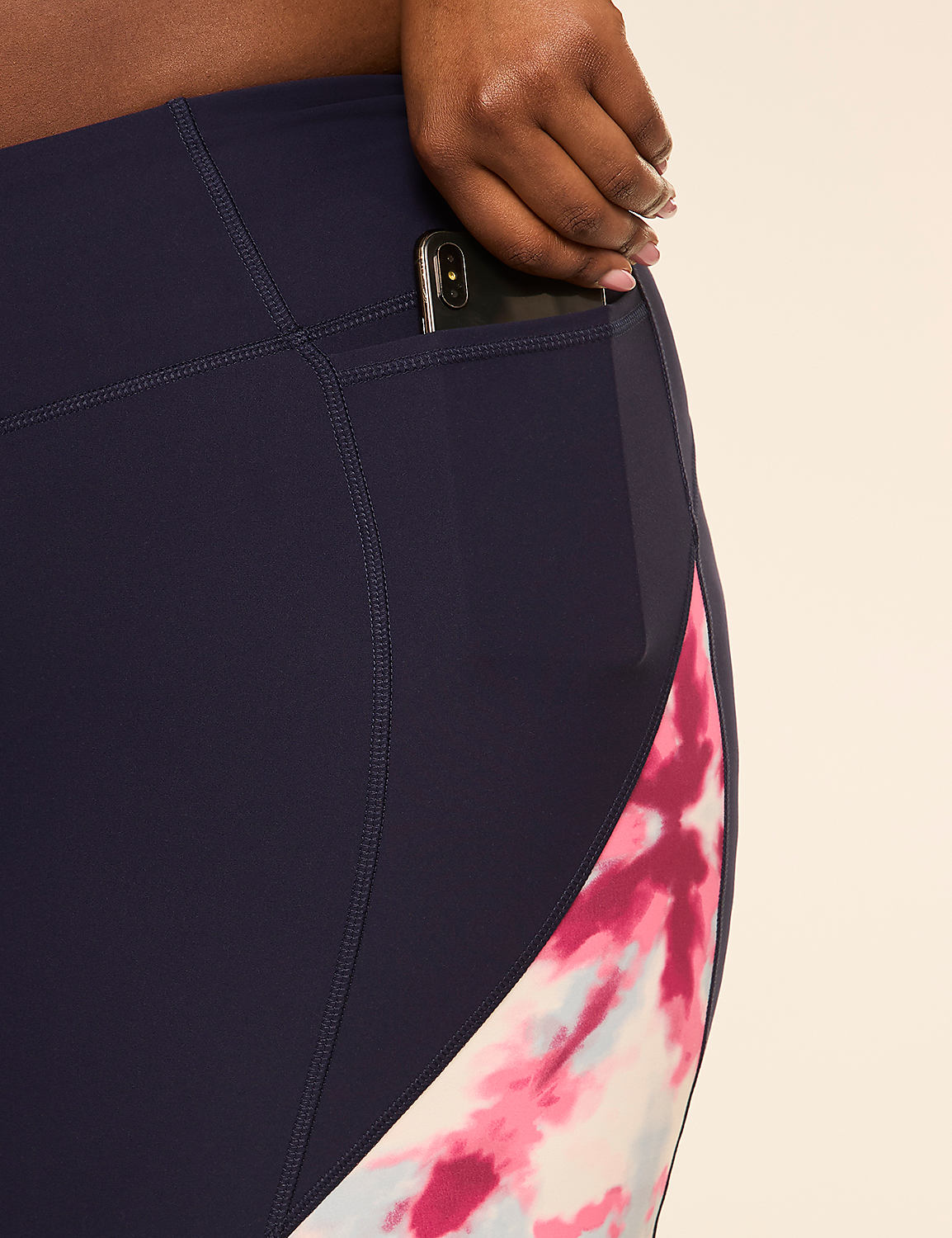 LIVI Soft Colorblock Knee Short Product Image 4
