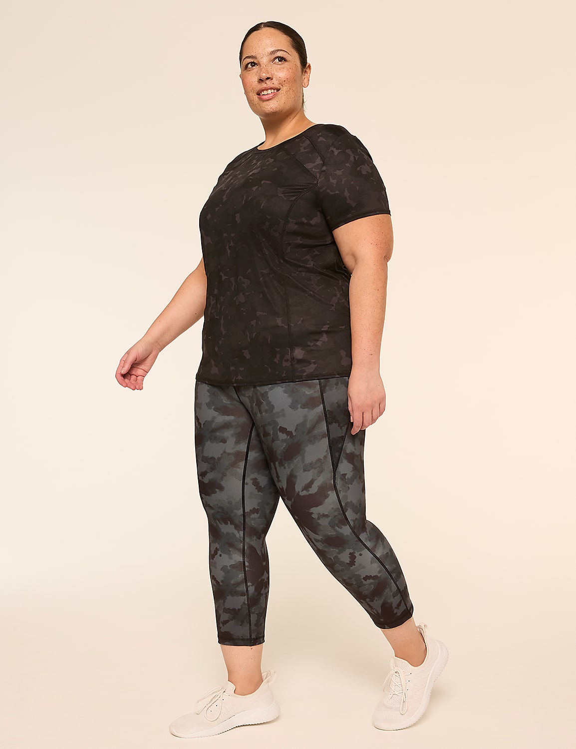 LIVI Go-Getter Wicking 21" Capri Legging Product Image 3