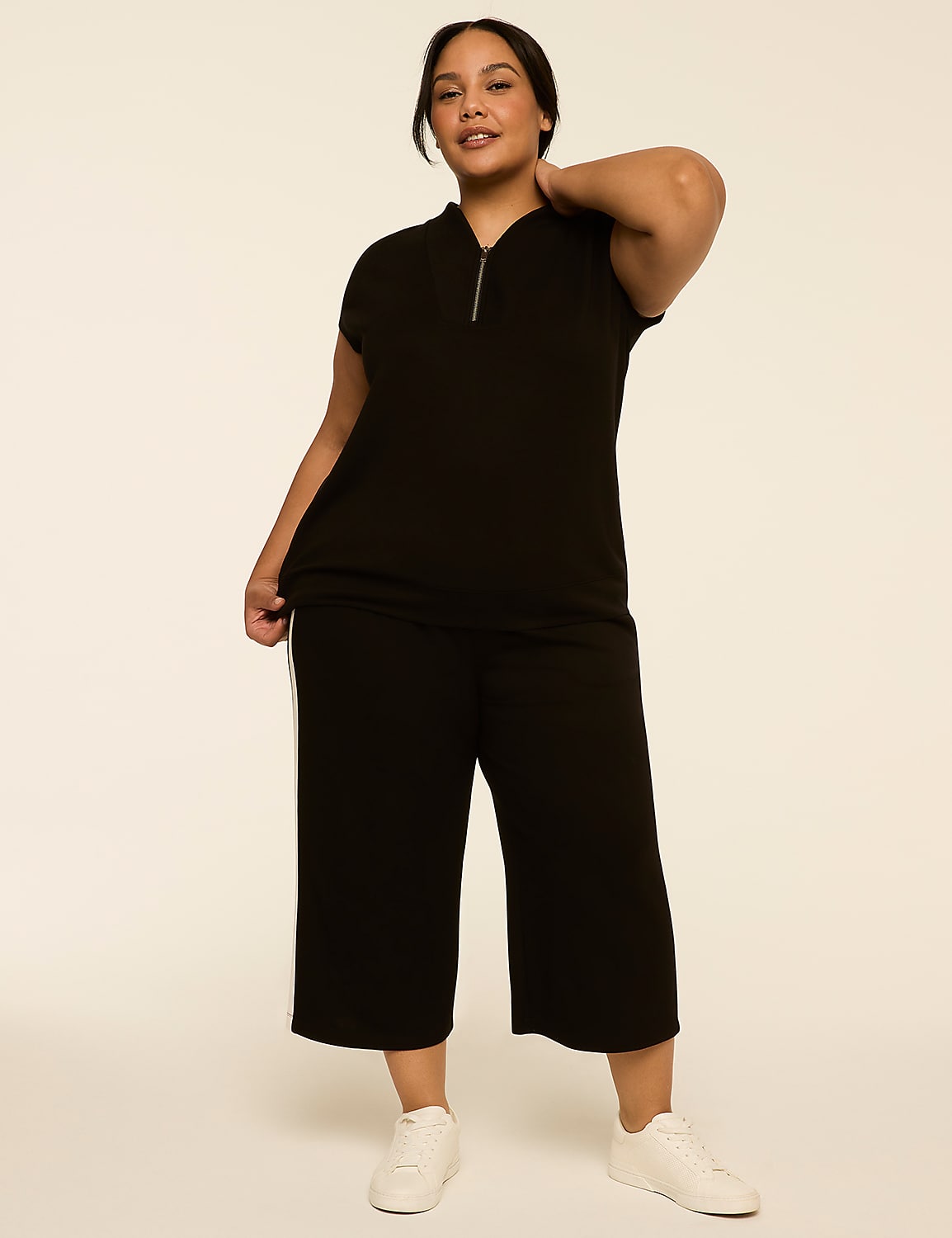 LIVI Journey Short-Sleeve Quarter-Zip Sweatshirt Product Image 3